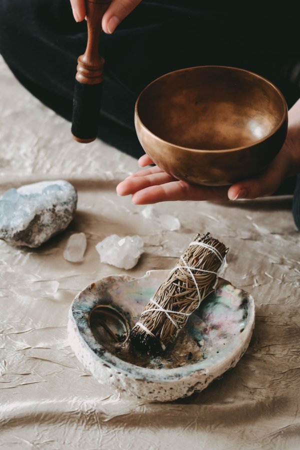 Bol Chantant uni foncé, Bol chantant fait mains, singing bowls , sound healing, guérison, méditation, yoga, Sadhana Nepal