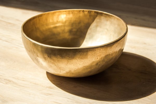 Bol Chantant uni foncé, Bol chantant fait mains, singing bowls , sound healing, guérison, méditation, yoga, Sadhana Nepal