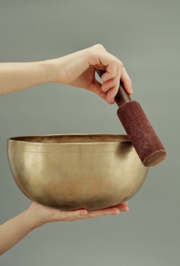 Bol Chantant uni doré, Bol chantant fait mains, singing bowls , sound healing, guérison, méditation, yoga, Sadhana Nepal