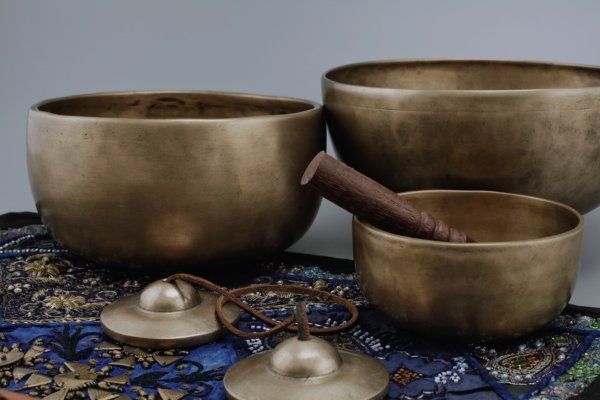 Bol Chantant uni foncé, Bol chantant fait mains, singing bowls , sound healing, guérison, méditation, yoga, Sadhana Nepal