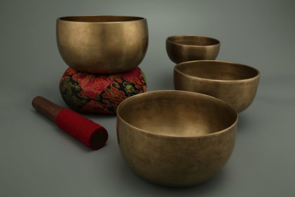 Bol Chantant uni foncé, Bol chantant fait mains, singing bowls , sound healing, guérison, méditation, yoga, Sadhana Nepal
