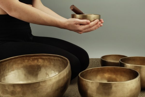 Bol Chantant uni foncé, Bol chantant fait mains, singing bowls , sound healing, guérison, méditation, yoga, Sadhana Nepal