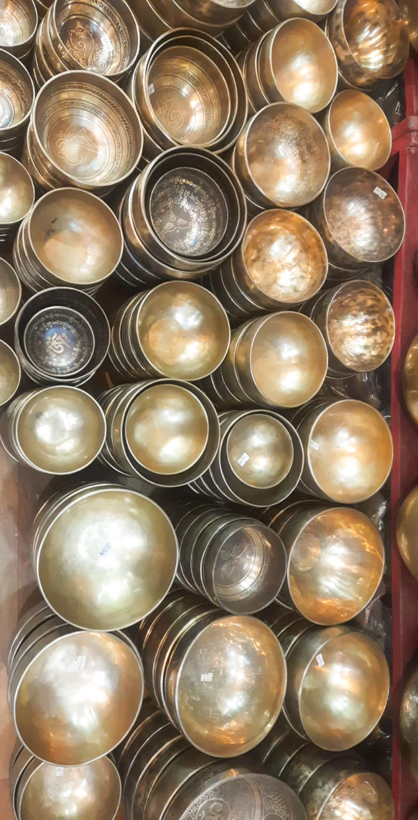 Bol Chantant uni foncé, Bol chantant fait mains, singing bowls , sound healing, guérison, méditation, yoga, Sadhana Nepal