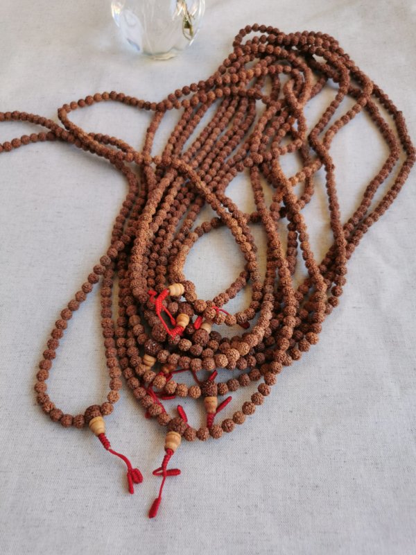 Mala graines de rudraksha, mala graines de shiva, mala méditation, japa mala , amethyste, howlite, turquoise, méditation , yoga, sadhana Nepal, mala tibétain, turquoise, howlite, jade, chant mala, mantra