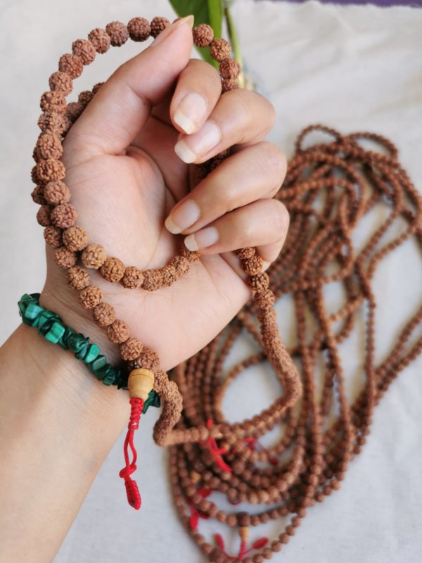 Mala graines de rudraksha, mala graines de shiva, mala méditation, japa mala , amethyste, howlite, turquoise, méditation , yoga, sadhana Nepal, mala tibétain, turquoise, howlite, jade, chant mala, mantra