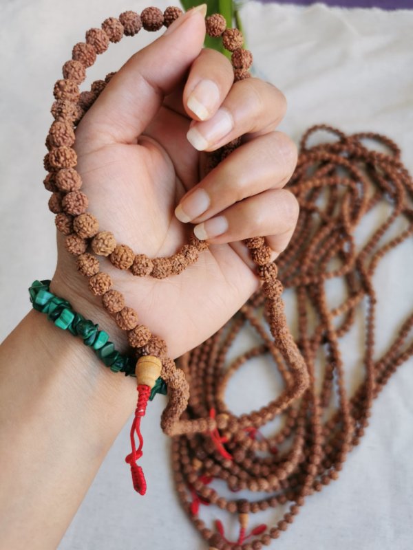 Mala graines de rudraksha, mala graines de shiva, mala méditation, japa mala , amethyste, howlite, turquoise, méditation , yoga, sadhana Nepal, mala tibétain, turquoise, howlite, jade, chant mala, mantra