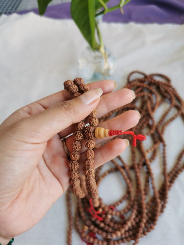 Mala graines de rudraksha, mala graines de shiva, mala méditation, japa mala , amethyste, howlite, turquoise, méditation , yoga, sadhana Nepal, mala tibétain, turquoise, howlite, jade, chant mala, mantra