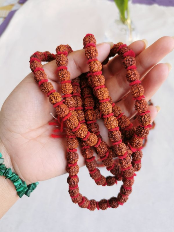 Mala graines de rudraksha rouge ,Mala graines de rudraksha, mala graines de shiva, mala méditation, japa mala , amethyste, howlite, turquoise, méditation , yoga, sadhana nepal, mala tibétain, turquoise, howlite, jade, chant mala, mantra
