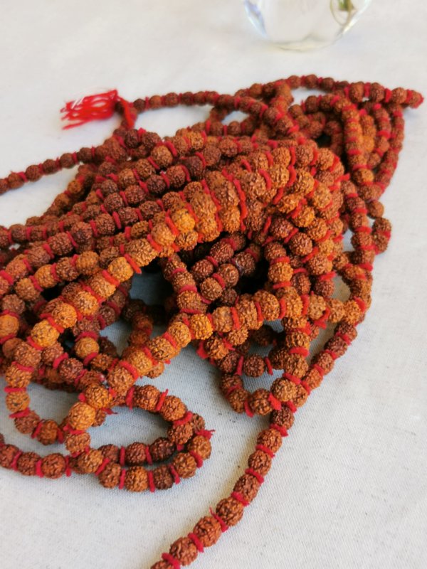 Mala graines de rudraksha rouge ,Mala graines de rudraksha, mala graines de shiva, mala méditation, japa mala , amethyste, howlite, turquoise, méditation , yoga, sadhana nepal, mala tibétain, turquoise, howlite, jade, chant mala, mantra
