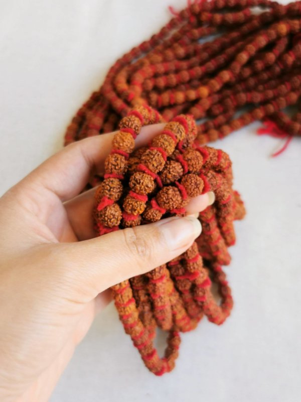 Mala graines de rudraksha rouge ,Mala graines de rudraksha, mala graines de shiva, mala méditation, japa mala , amethyste, howlite, turquoise, méditation , yoga, sadhana nepal, mala tibétain, turquoise, howlite, jade, chant mala, mantra