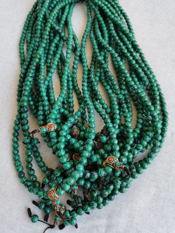 Malas, malas tibétains, japa mala, sadhana nepal, méditation, yoga, lithothérapie, Mala en malachite, spiritualité