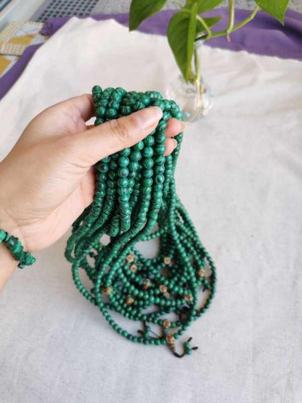 Malas, malas tibétains, japa mala, sadhana nepal, méditation, yoga, lithothérapie, Mala en malachite, spiritualité