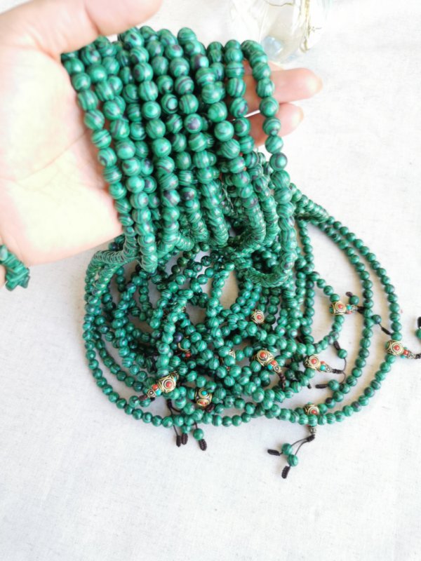 Malas, malas tibétains, japa mala, sadhana nepal, méditation, yoga, lithothérapie, Mala en malachite, spiritualité