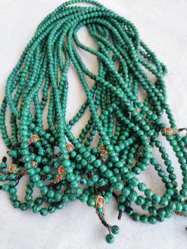 Malas, malas tibétains, japa mala, sadhana nepal, méditation, yoga, lithothérapie, Mala en malachite, spiritualité