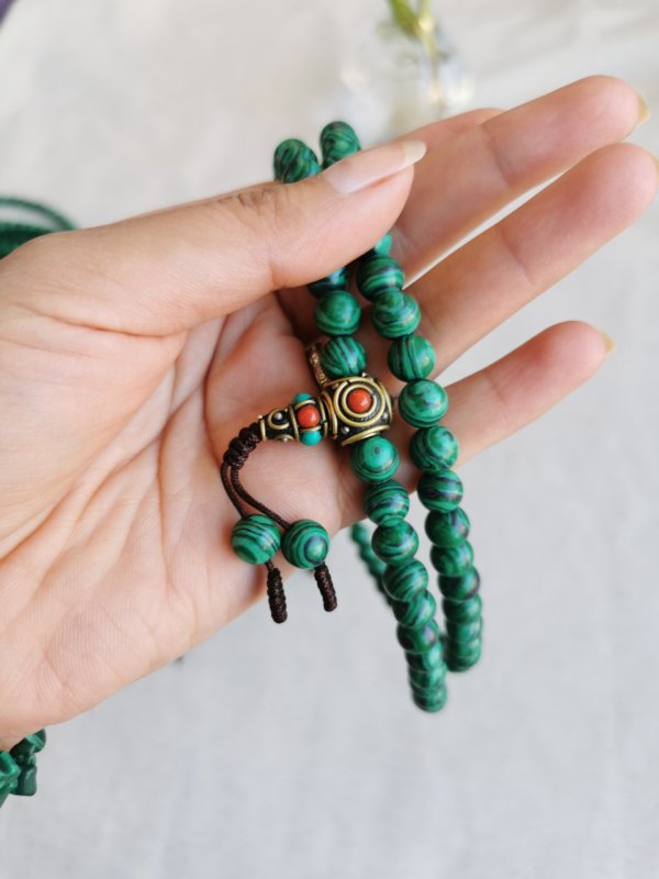 Malas, malas tibétains, japa mala, sadhana nepal, méditation, yoga, lithothérapie, Mala en malachite, spiritualité