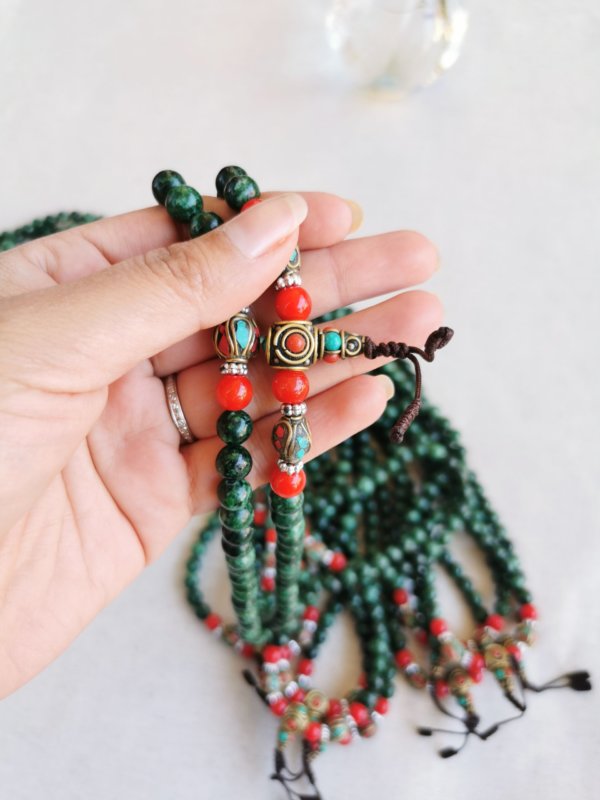 Malas, malas tibétains, japa mala, sadhana nepal, méditation, yoga, lithothérapie, Mala en jade, spiritualité