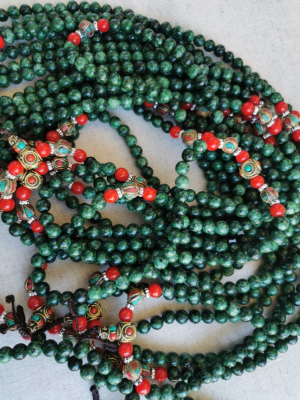 Malas, malas tibétains, japa mala, sadhana nepal, méditation, yoga, lithothérapie, Mala en jade, spiritualité