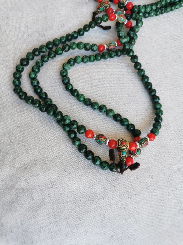 Malas, malas tibétains, japa mala, sadhana nepal, méditation, yoga, lithothérapie, Mala en jade, spiritualité
