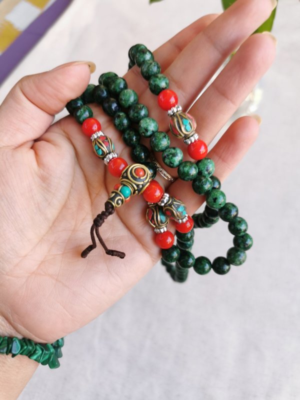 Malas, malas tibétains, japa mala, sadhana nepal, méditation, yoga, lithothérapie, Mala en jade, spiritualité