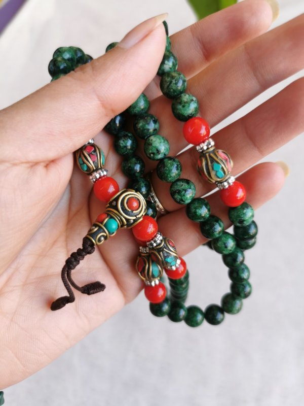 Malas, malas tibétains, japa mala, sadhana nepal, méditation, yoga, lithothérapie, Mala en jade, spiritualité