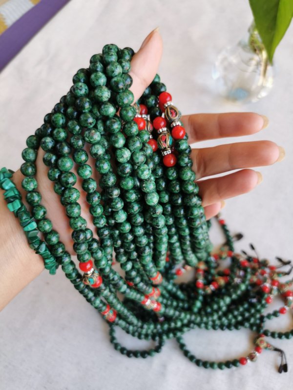 Malas, malas tibétains, japa mala, sadhana nepal, méditation, yoga, lithothérapie, Mala en jade, spiritualité