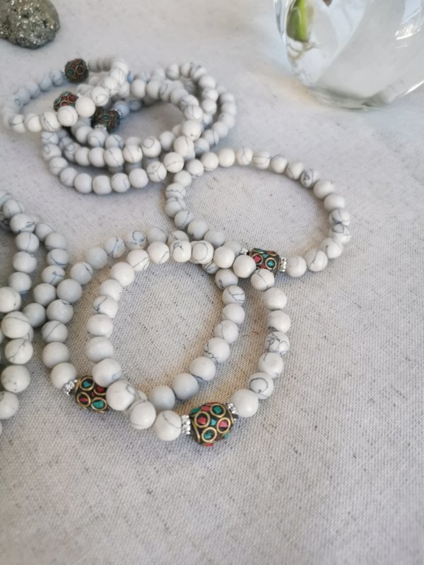 Howlite, bracelet, bracelet en howlite, bracelet pierre, bracelet pierre naturelle, spipritualité, yoga, méditation, sadhana nepal
