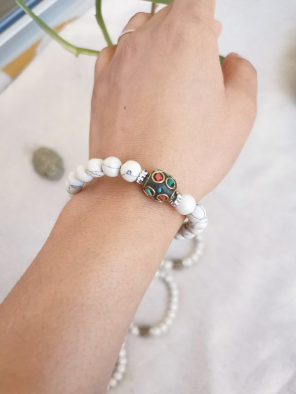 Howlite, bracelet, bracelet en howlite, bracelet pierre, bracelet pierre naturelle, spipritualité, yoga, méditation, sadhana nepal