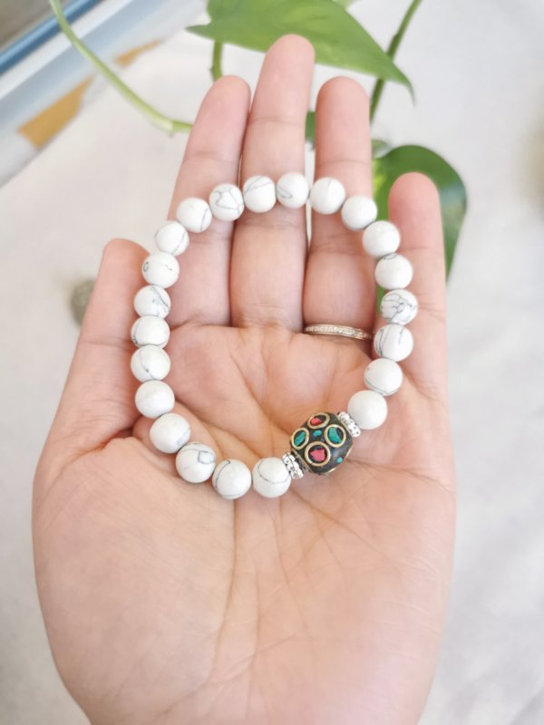 Howlite, bracelet, bracelet en howlite, bracelet pierre, bracelet pierre naturelle, spipritualité, yoga, méditation, sadhana nepal