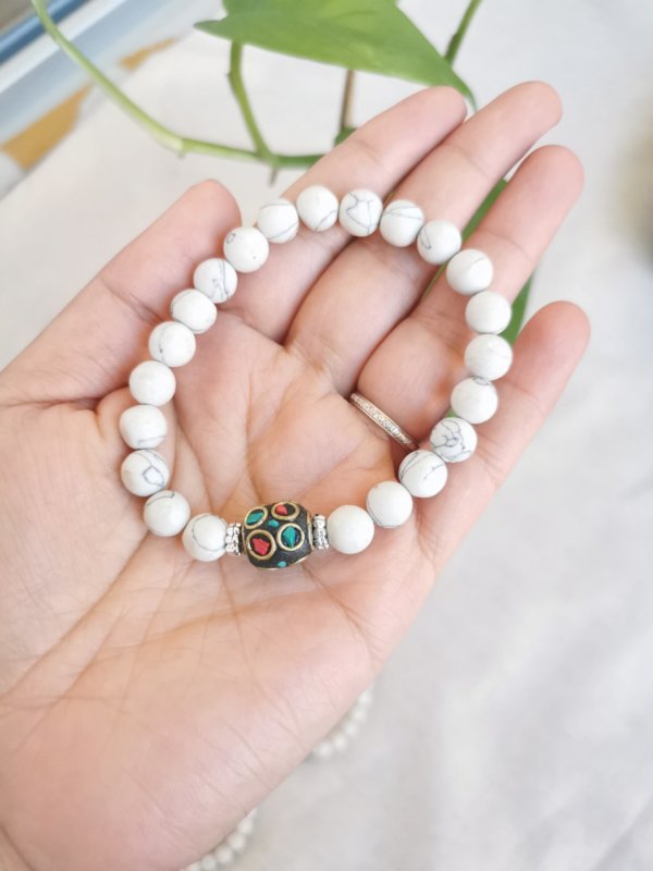 Howlite, bracelet, bracelet en howlite, bracelet pierre, bracelet pierre naturelle, spipritualité, yoga, méditation, sadhana nepal