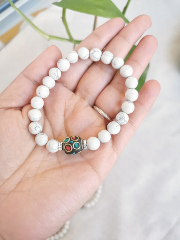 Howlite, bracelet, bracelet en howlite, bracelet pierre, bracelet pierre naturelle, spipritualité, yoga, méditation, sadhana nepal
