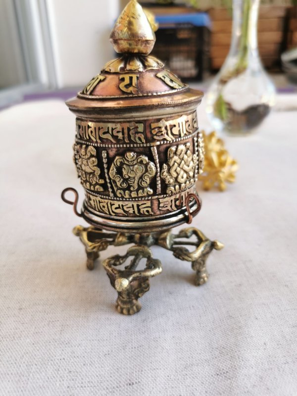 Moulin à prière, prayer wheel, spiritualité, om mane padme hum, cadeau spirituel, Sadhana Nepal, moulin à prière tibétain, yoga, méditation, énérgie, énergie positive