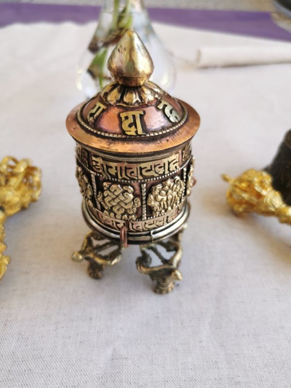 Moulin à prière, prayer wheel, spiritualité, om mane padme hum, cadeau spirituel, Sadhana Nepal, moulin à prière tibétain, yoga, méditation, énérgie, énergie positive