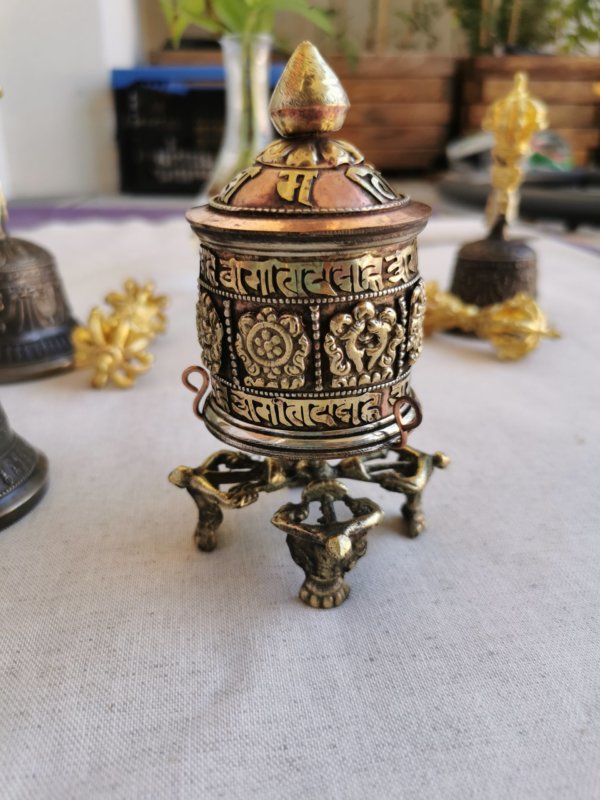Moulin à prière, prayer wheel, spiritualité, om mane padme hum, cadeau spirituel, Sadhana Nepal, moulin à prière tibétain, yoga, méditation, énérgie, énergie positive