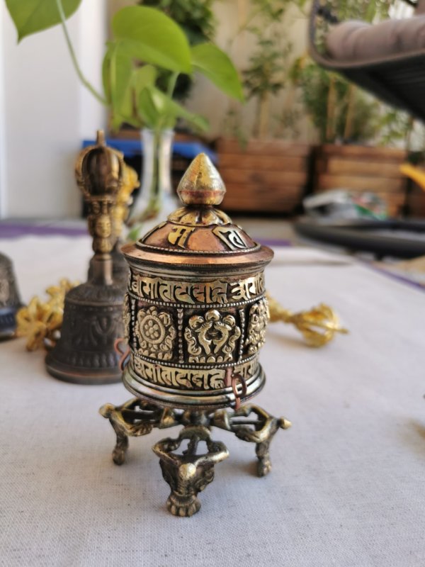 Moulin à prière, prayer wheel, spiritualité, om mane padme hum, cadeau spirituel, Sadhana Nepal, moulin à prière tibétain, yoga, méditation, énérgie, énergie positive