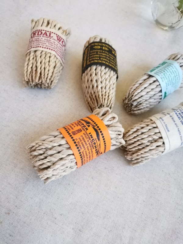 Encens de corde de les Himalayas,Rope incense, encens de code , encens de corde de l'himalayas, cèdre, bois de santal, agarwood, bois d'agar, juniper, genévrier,Sadhana Nepal, spiritualité, yoga, méditation