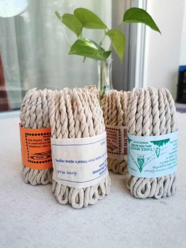 Encens de corde de les Himalayas,Rope incense, encens de code , encens de corde de l'himalayas, cèdre, bois de santal, agarwood, bois d'agar, juniper, genévrier,Sadhana Nepal, spiritualité, yoga, méditation