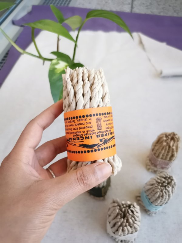 Encens de corde de les Himalayas,Rope incense, encens de code , encens de corde de l'himalayas, cèdre, bois de santal, agarwood, bois d'agar, juniper, genévrier,Sadhana Nepal, spiritualité, yoga, méditation
