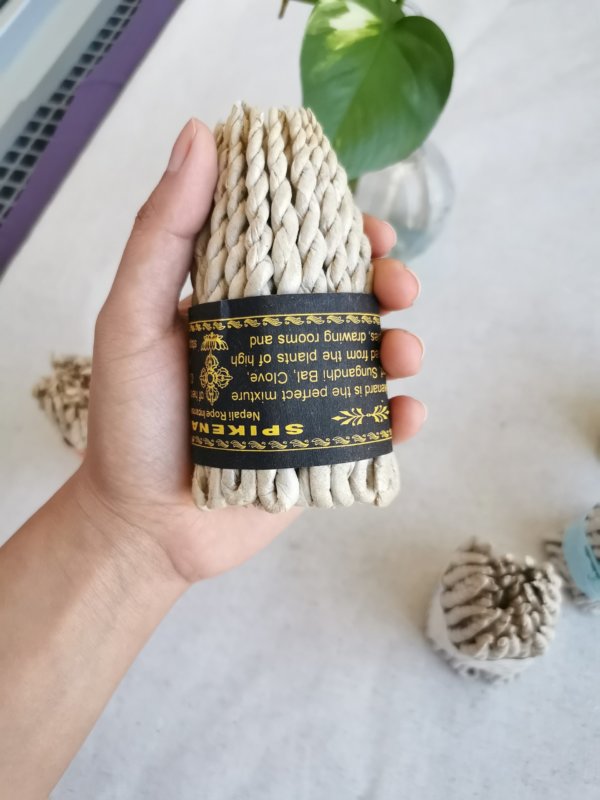 Encens de corde de les Himalayas,Rope incense, encens de code , encens de corde de l'himalayas, cèdre, bois de santal, agarwood, bois d'agar, juniper, genévrier,Sadhana Nepal, spiritualité, yoga, méditation