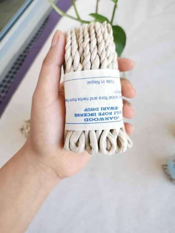 Encens de corde de les Himalayas,Rope incense, encens de code , encens de corde de l'himalayas, cèdre, bois de santal, agarwood, bois d'agar, juniper, genévrier,Sadhana Nepal, spiritualité, yoga, méditation