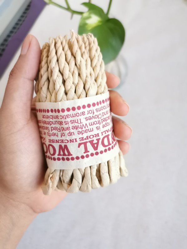 Encens de corde de les Himalayas,Rope incense, encens de code , encens de corde de l'himalayas, cèdre, bois de santal, agarwood, bois d'agar, juniper, genévrier,Sadhana Nepal, spiritualité, yoga, méditation