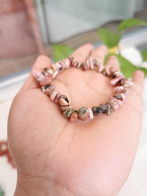 Bracelet rhodonite, bracelet pierre, bracelet pierre chips, cristal de roche, yoga, méditation, spiritualité, Sadhana Nepal