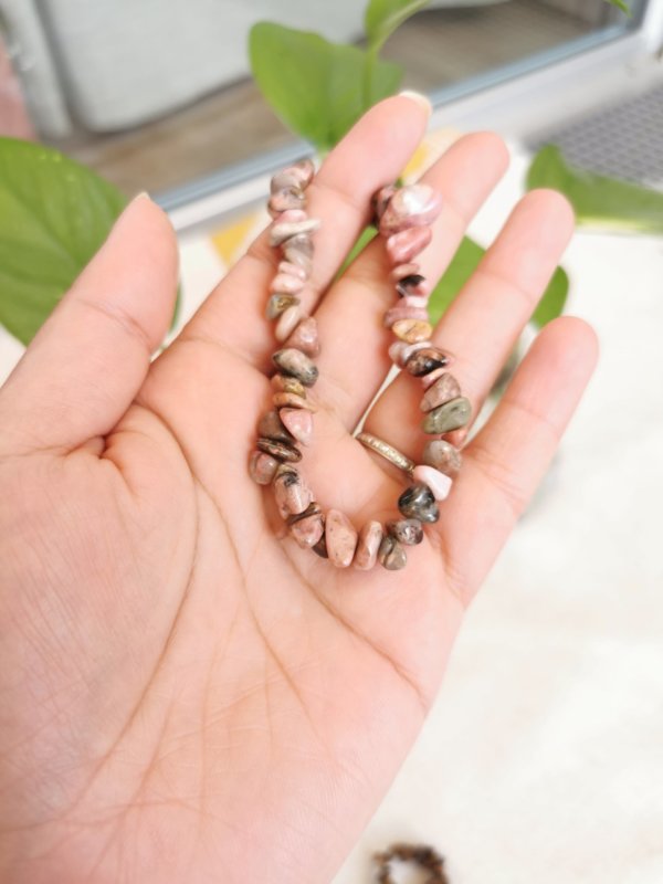 Bracelet rhodonite, bracelet pierre, bracelet pierre chips, cristal de roche, yoga, méditation, spiritualité, Sadhana Nepal