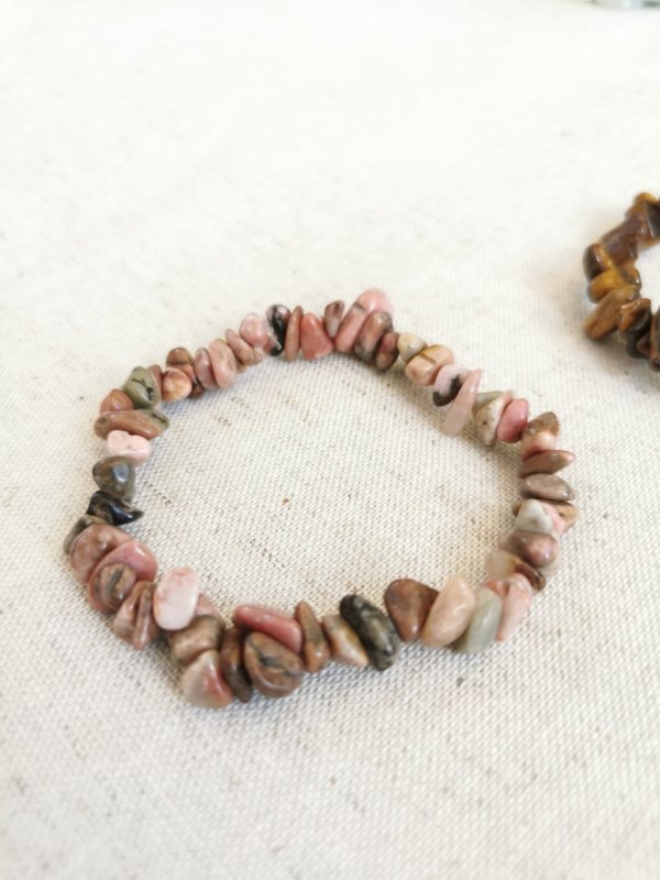 Bracelet rhodonite, bracelet pierre, bracelet pierre chips, cristal de roche, yoga, méditation, spiritualité, Sadhana Nepal