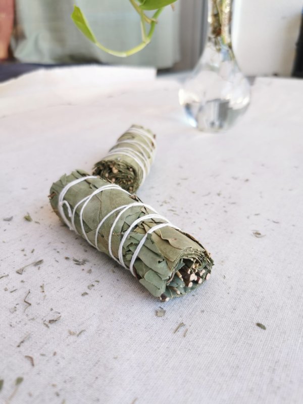 Encens et herbes, encens du népal, sadhana nepal, spiritualité, yoga, méditation, lithothérapie, la sauge blanche, bâtonnet d'eucalyptus, eucalyptus