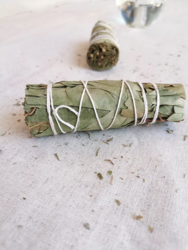Encens et herbes, encens du népal, sadhana nepal, spiritualité, yoga, méditation, lithothérapie, la sauge blanche, bâtonnet d'eucalyptus, eucalyptus