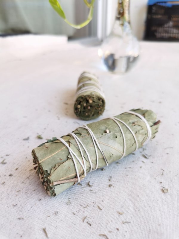 Encens et herbes, encens du népal, sadhana nepal, spiritualité, yoga, méditation, lithothérapie, la sauge blanche, bâtonnet d'eucalyptus, eucalyptus
