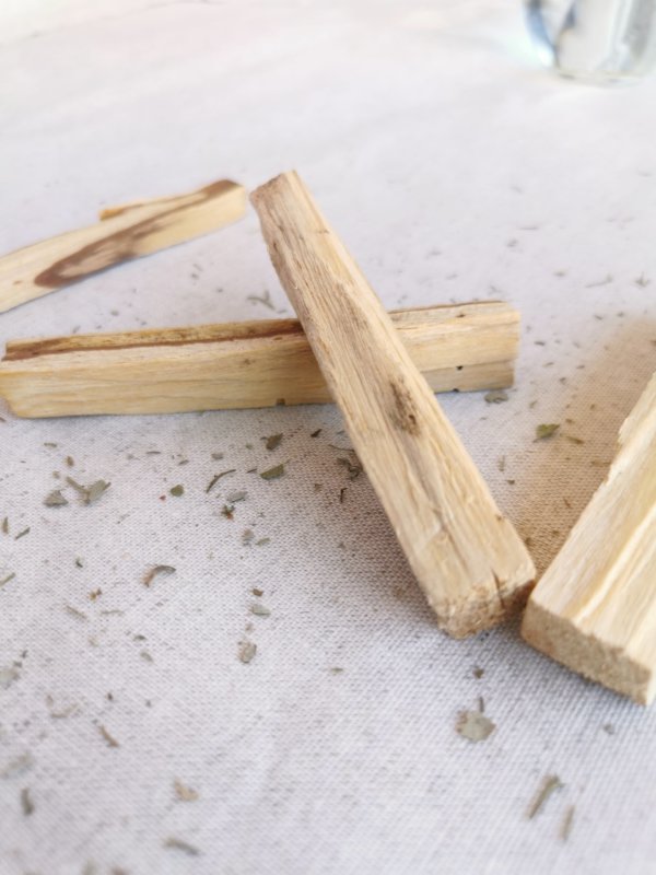 Encens et herbes, encens du népal, sadhana nepal, spiritualité, yoga, méditation, lithothérapie, la sauge blanche, bâton de palo santo, palo santo