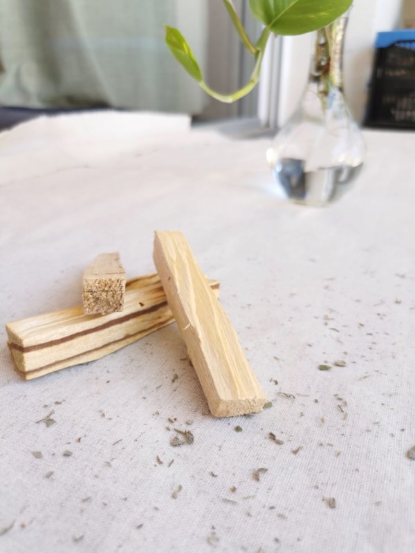 Encens et herbes, encens du népal, sadhana nepal, spiritualité, yoga, méditation, lithothérapie, la sauge blanche, bâton de palo santo, palo santo