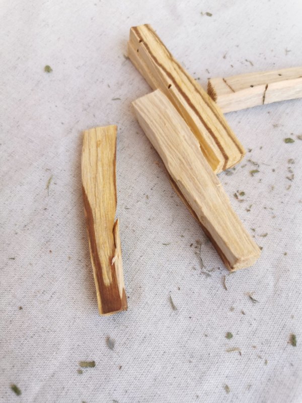 Encens et herbes, encens du népal, sadhana nepal, spiritualité, yoga, méditation, lithothérapie, la sauge blanche, bâton de palo santo, palo santo