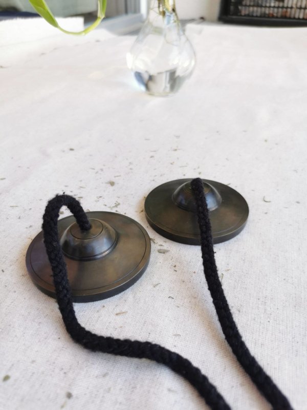 Tingsha, Tingsha uni noire,Méditation, spiritualité, yoga, cymbales tibétans, tingshas tibétanes, sadhana nepal, guérison, tingshas 7 métaux